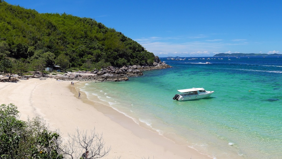 Ta Yai Beach Resort - Scenic beachfront on Koh Larn Island with crystal-clear waters and serene surroundings
